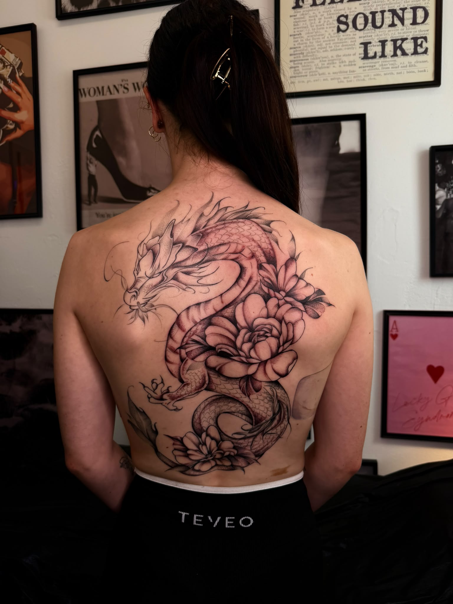 Rückentattoo mit einem Drachen und floralen Motiven