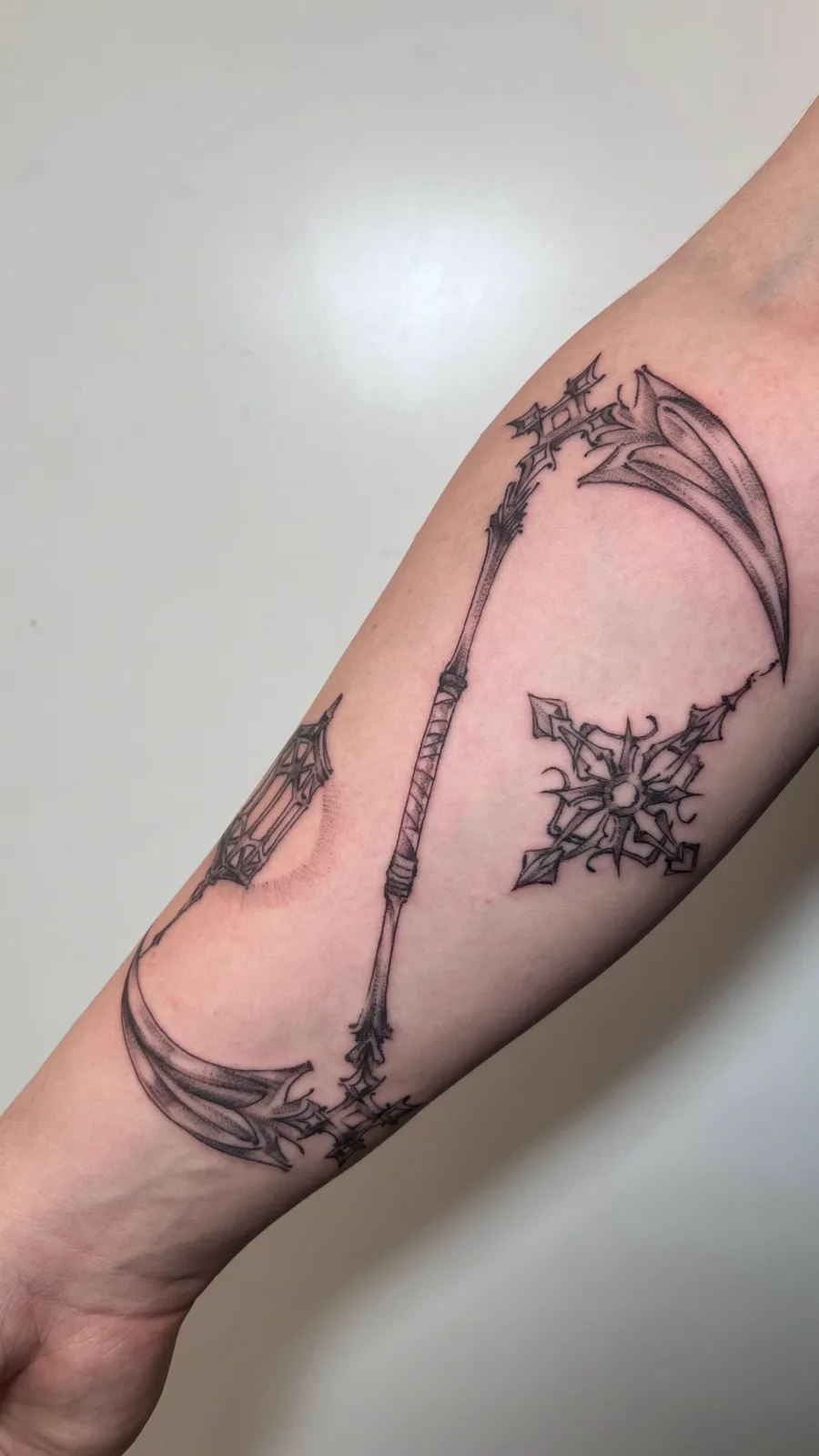 Schwert mit Ornament am Unterarm